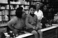 L’attuale DG Maurizio Sabbioni insieme alla mamma, Loredana Pagani, nello storico negozio di Via Guidone a Ravenna